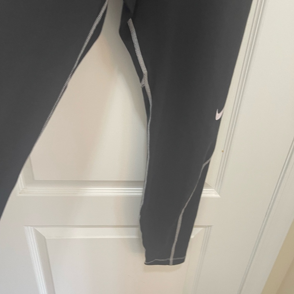 Nike Black Performance Leggings Reflective Accents - Tight fit, high rise SZ - L - Picture 10 of 13
